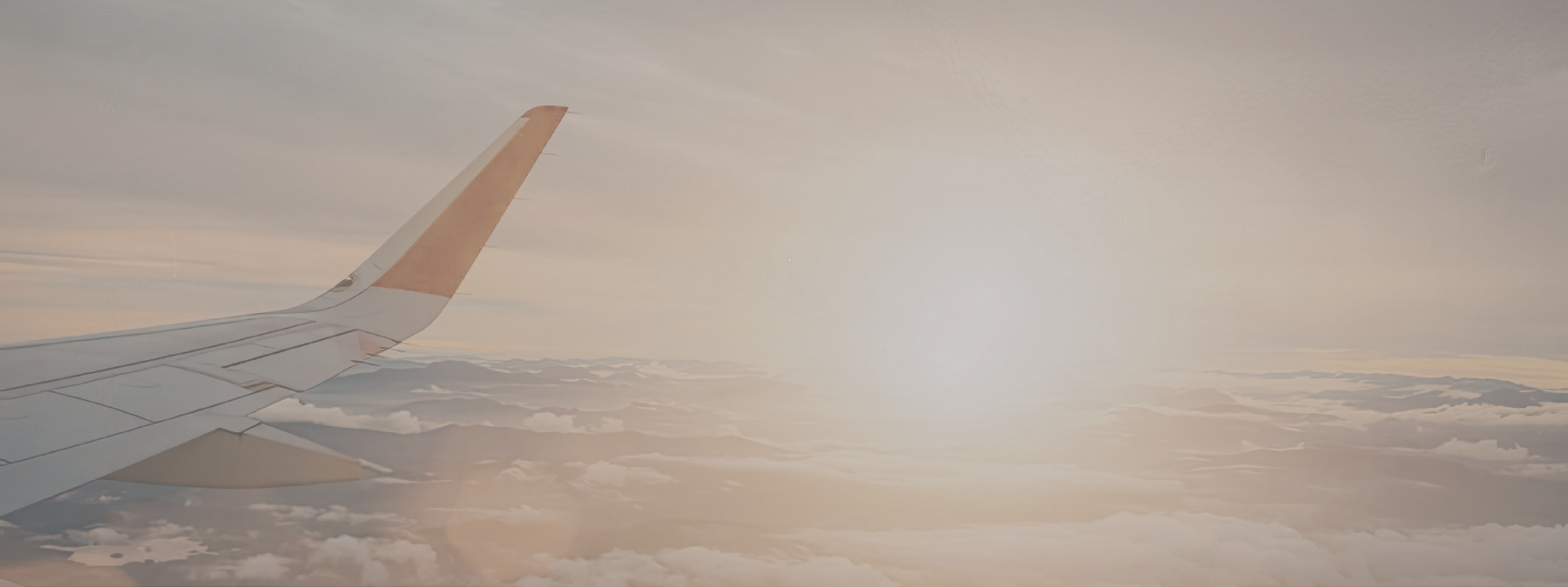 全球城市夜景象徵國際連結與和平期盼，呼籲旅客在動盪局勢下重視安全